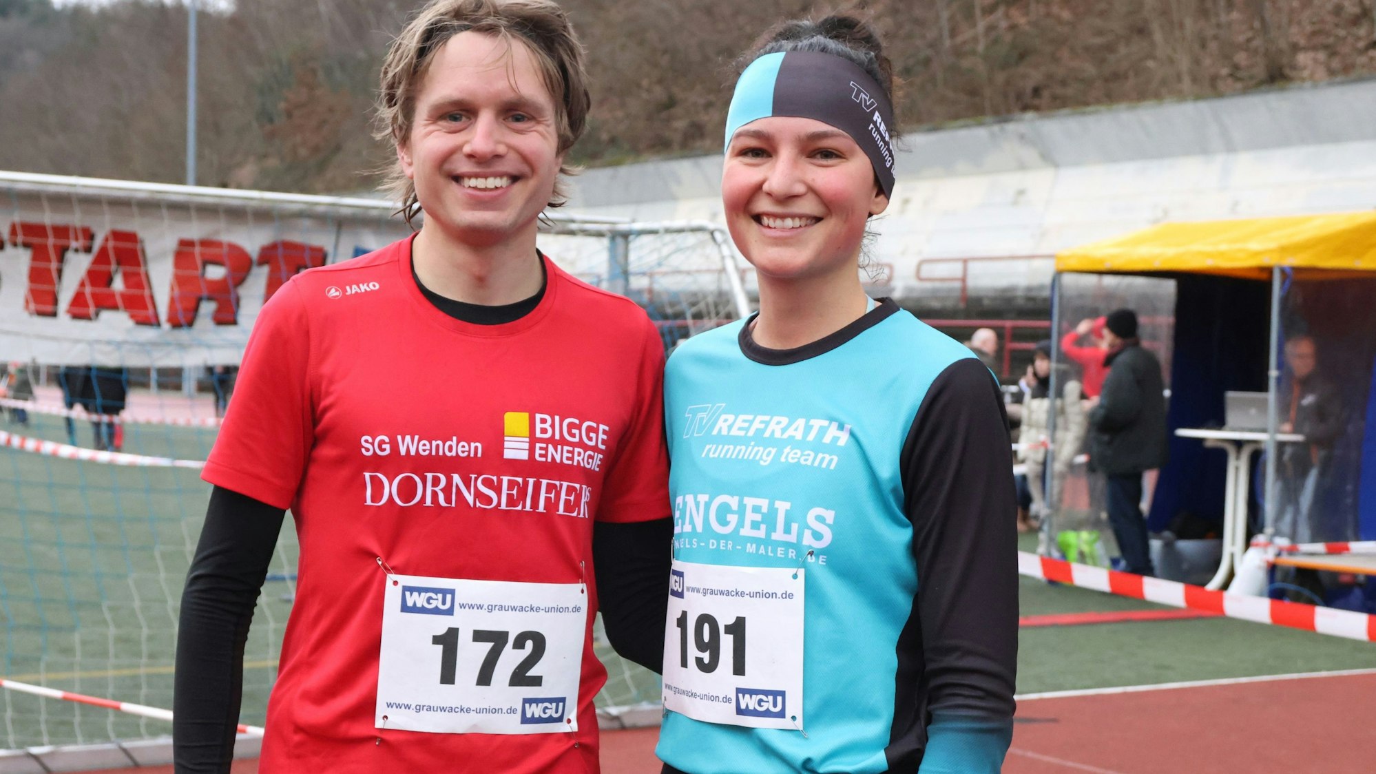 Zu sehen sind ein Mann und eine Frau, die den Silvester-Crosslauf in Gummersbach gewonnen haben.