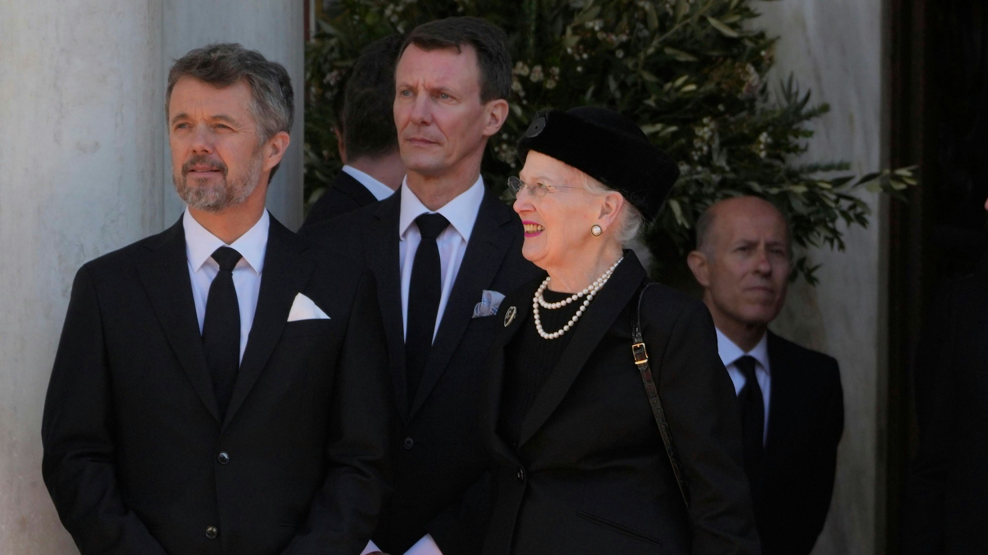 Dänemarks Kronprinz Frederik, links, und Königin Margrethe II. von Dänemark stehen vor der Metropolitan-Kathedrale während der Beerdigung des ehemaligen griechischen Königs Konstantin II. in Athen am 16. Januar 2023.