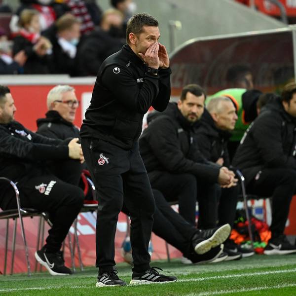 André Pawlak steht am Spielfeldrand und ruft seinen Spielern etwas zu.