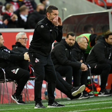 André Pawlak steht am Spielfeldrand und ruft seinen Spielern etwas zu.