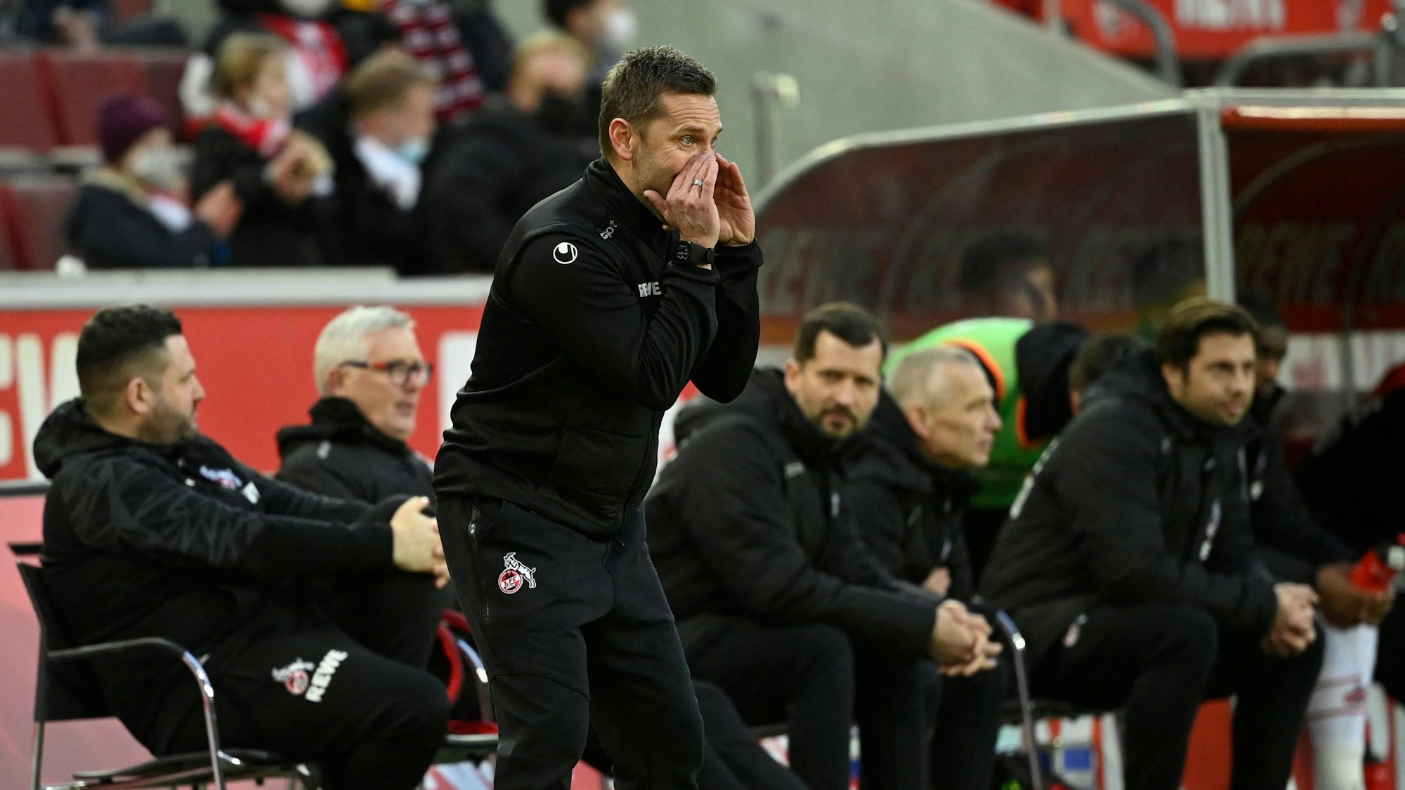 André Pawlak steht am Spielfeldrand und ruft seinen Spielern etwas zu.