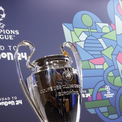 Die Trophäe der UEFA Champions League steht während der Auslosung der Achtelfinalpaarungen der UEFA Champions League 2023/24 im UEFA-Hauptquartier.