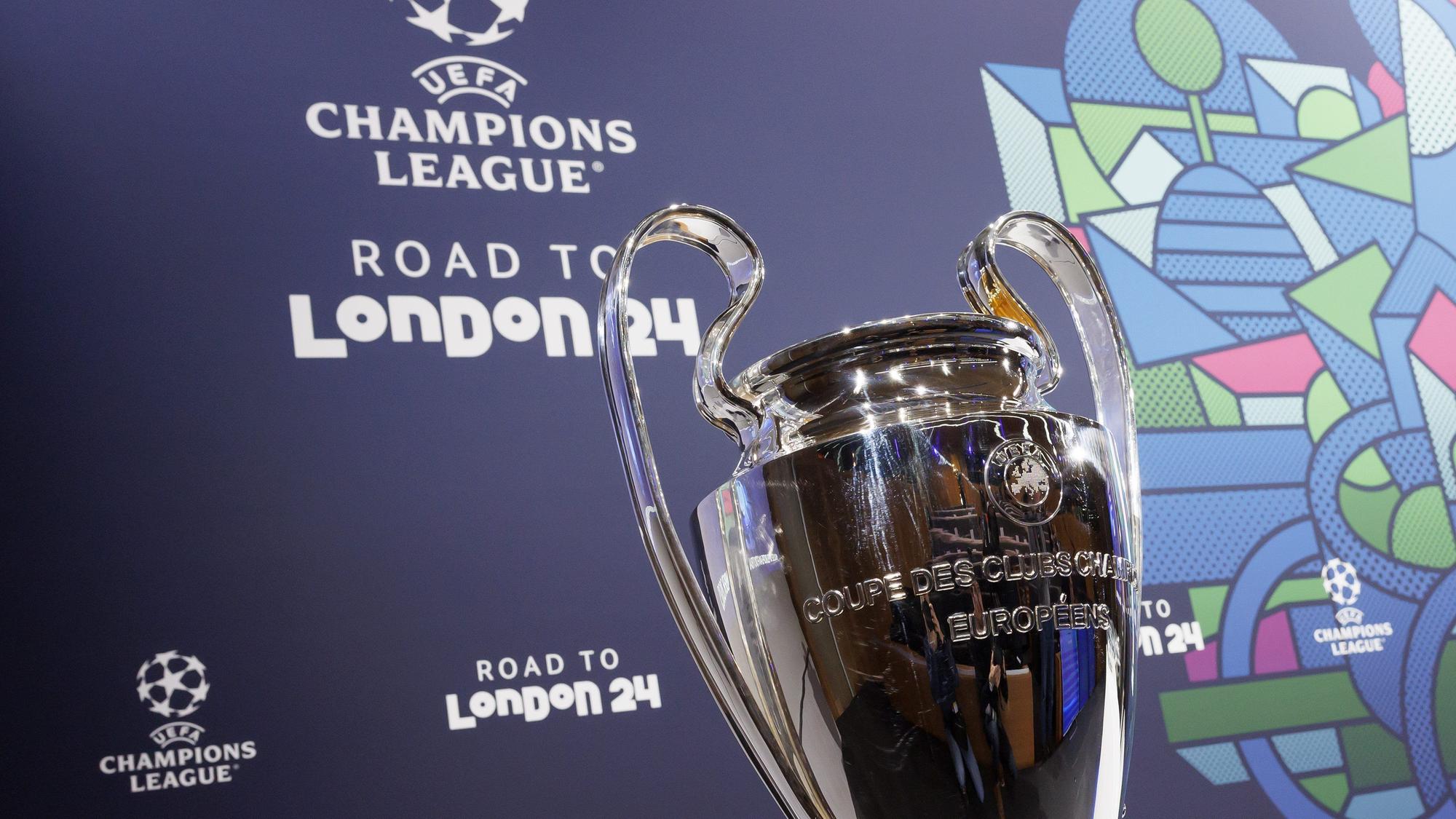 Die Trophäe der UEFA Champions League steht während der Auslosung der Achtelfinalpaarungen der UEFA Champions League 2023/24 im UEFA-Hauptquartier.