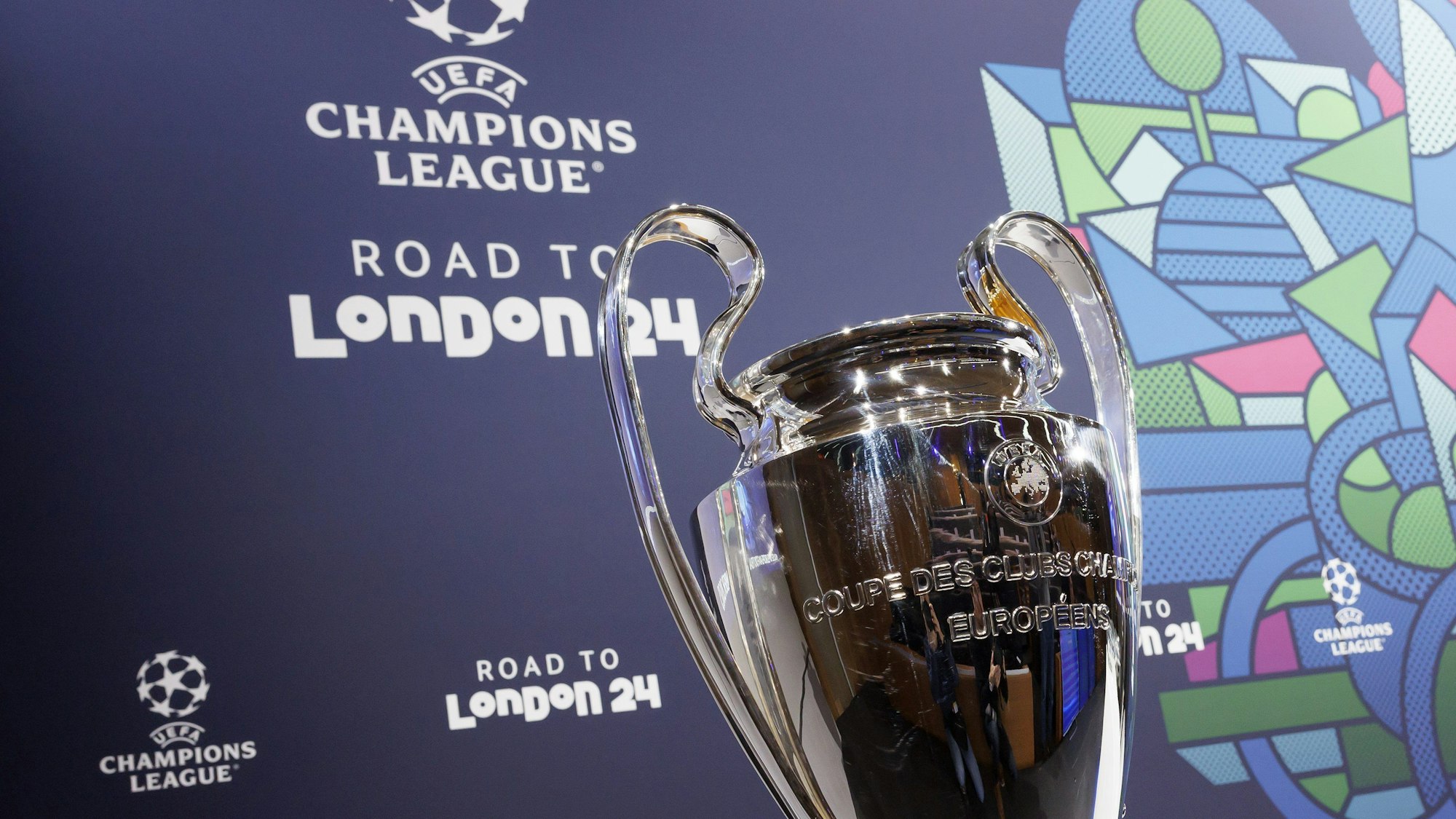 Die Trophäe der UEFA Champions League steht während der Auslosung der Achtelfinalpaarungen der UEFA Champions League 2023/24 im UEFA-Hauptquartier.