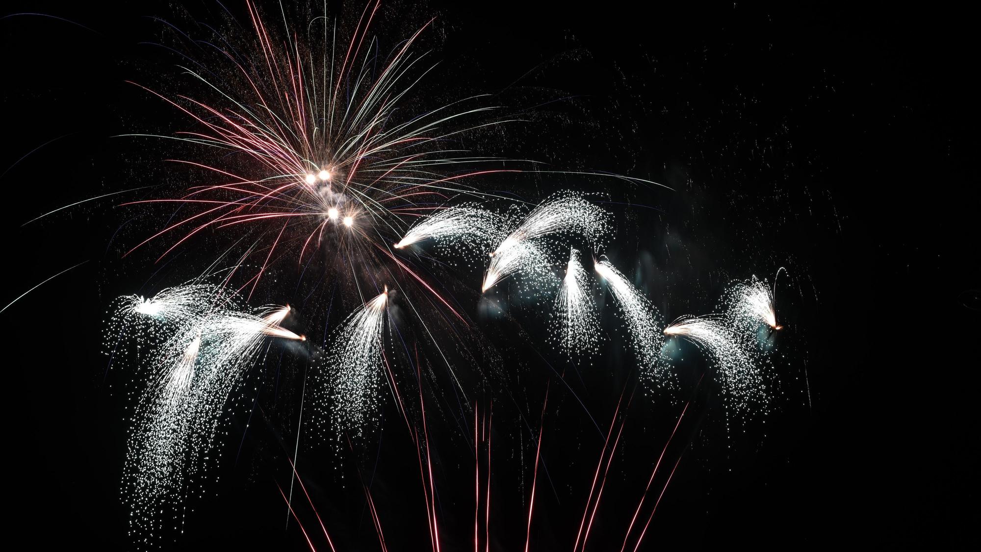 Feuerwerk wird am silvester gezündet.