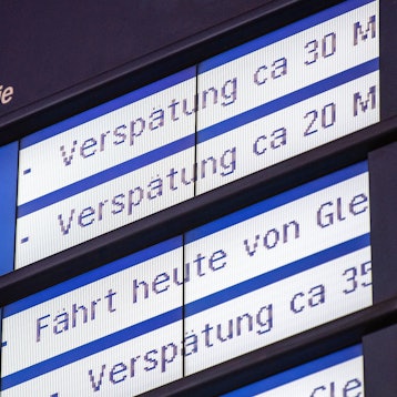 Auf einer Anzeigetafel am Hauptbahnhof werden bei mehreren Zugverbindungen Verspätungen angezeigt.