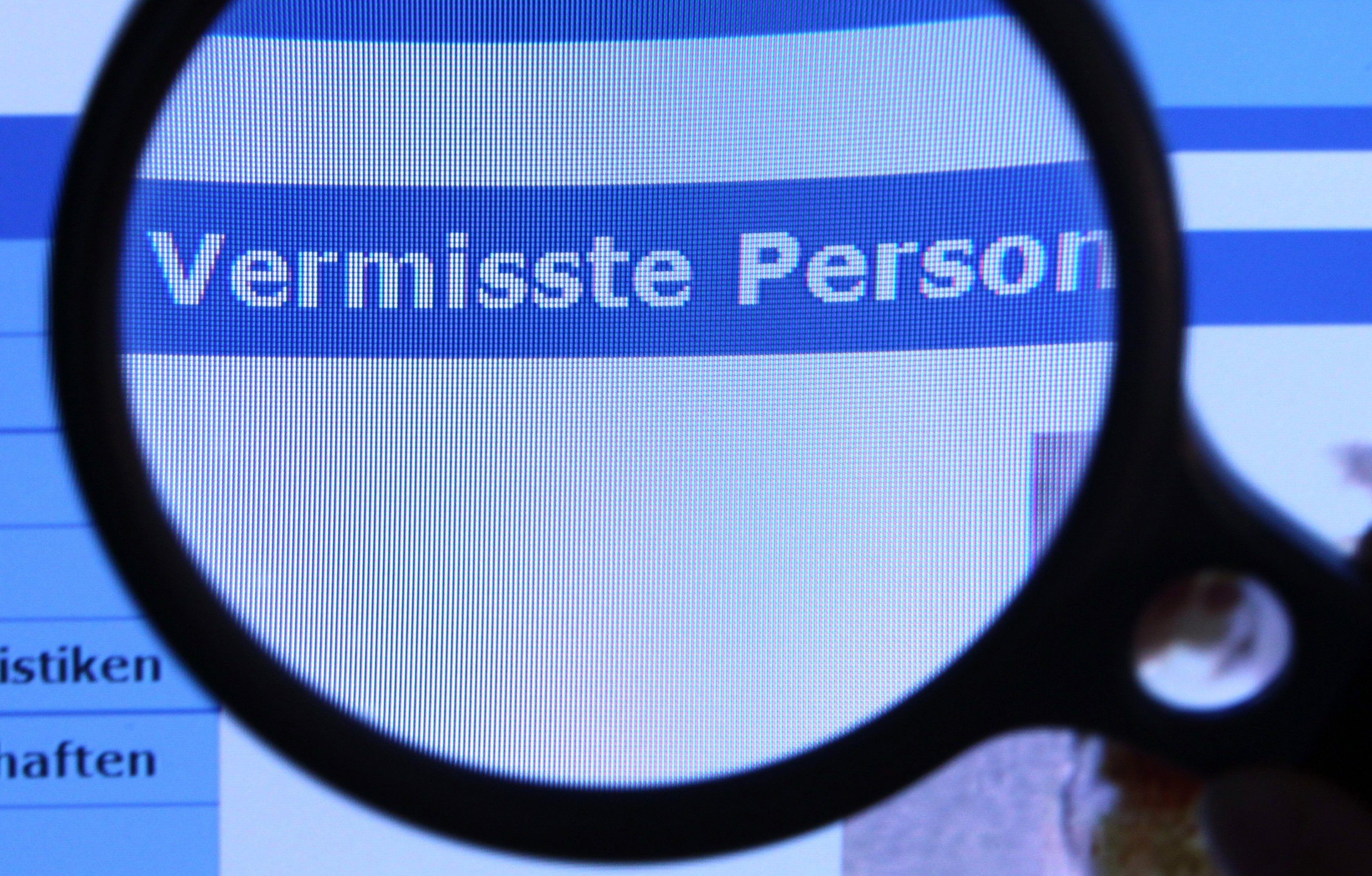 Hinter einer Lupe ist der Schriftzug „Vermisste Person“ auf einem Fahndungsaufruf auf der Internetseite des Bundeskriminalamtes (BKA) zu sehen.