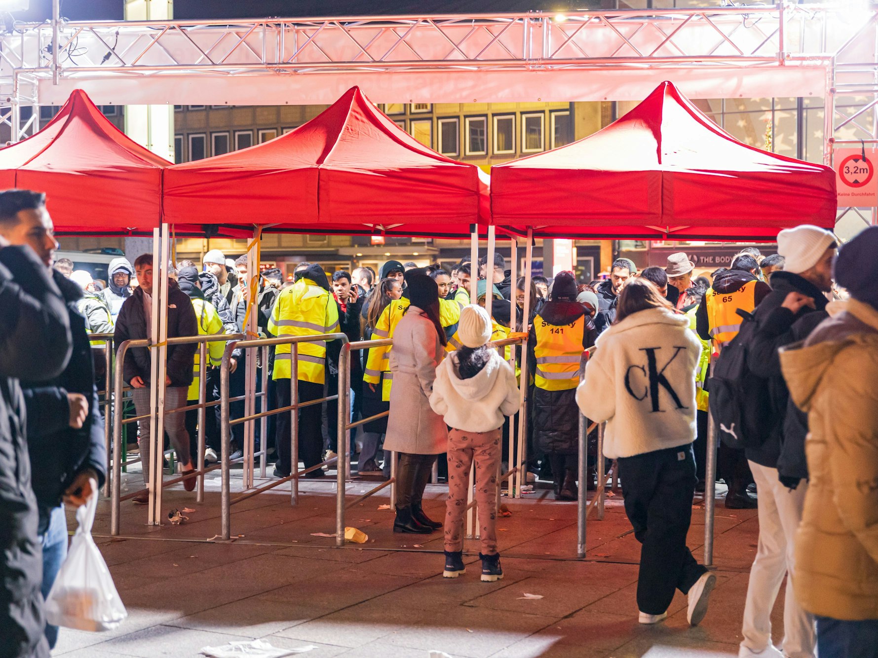 Eine Kontrollstelle mit Absperrgittern.