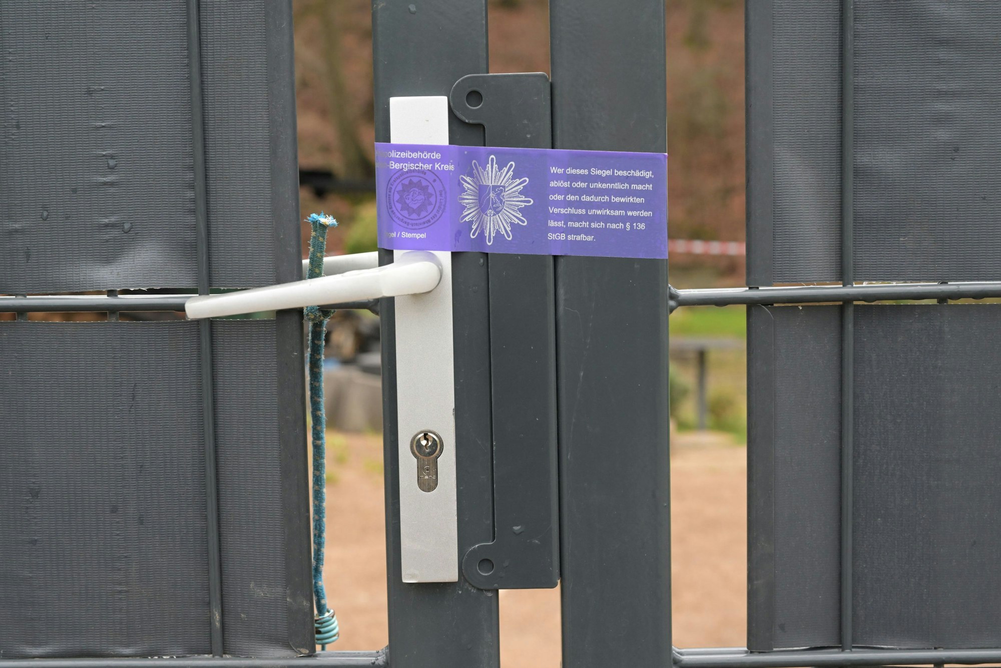 Auf dem Tor zu der privaten Gartenhütte klebt ein Siegel der Polizei.