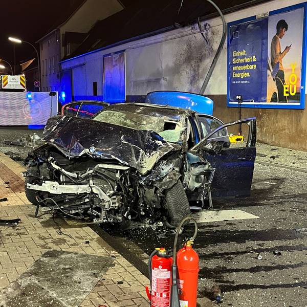 Auf der Provinzialstraße in Niederkassel-Mondorf steht der völlig zerstörte BMW, der ungebremst in eine Bushaltestelle gerast war und einen Jugendlichen tödlich verletzt hatte.