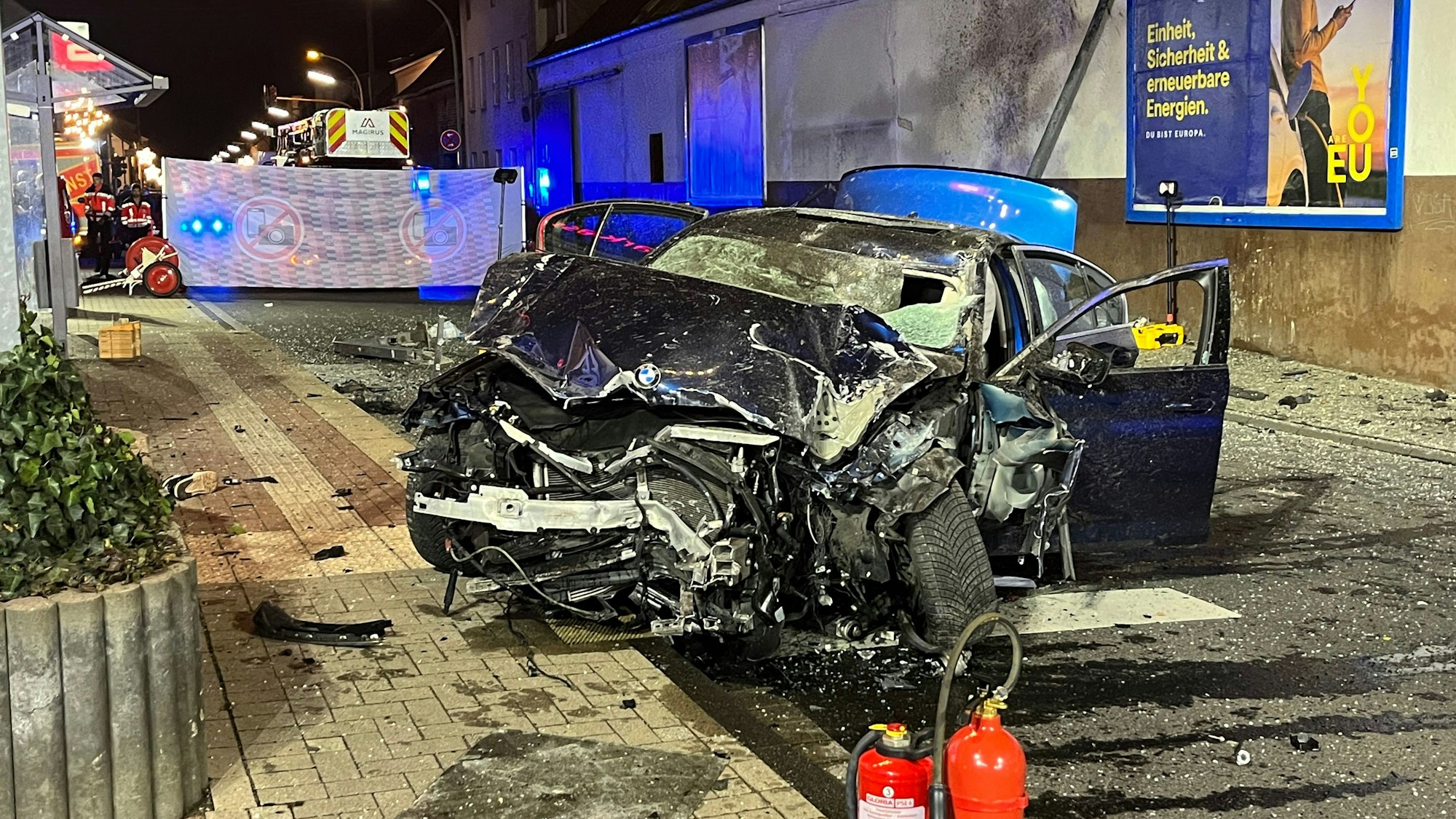 Bei einem tragischen Unfall auf der Provinzialstraße in Niederkassel ist ein 14 Jahre alter Jugendlicher getötet worden. Er saß in einem Buswartehäuschen, als ein Auto aus bislang ungeklärter Ursache ungebremst hineinfuhr. Die Ursache ist noch nicht geklärt.