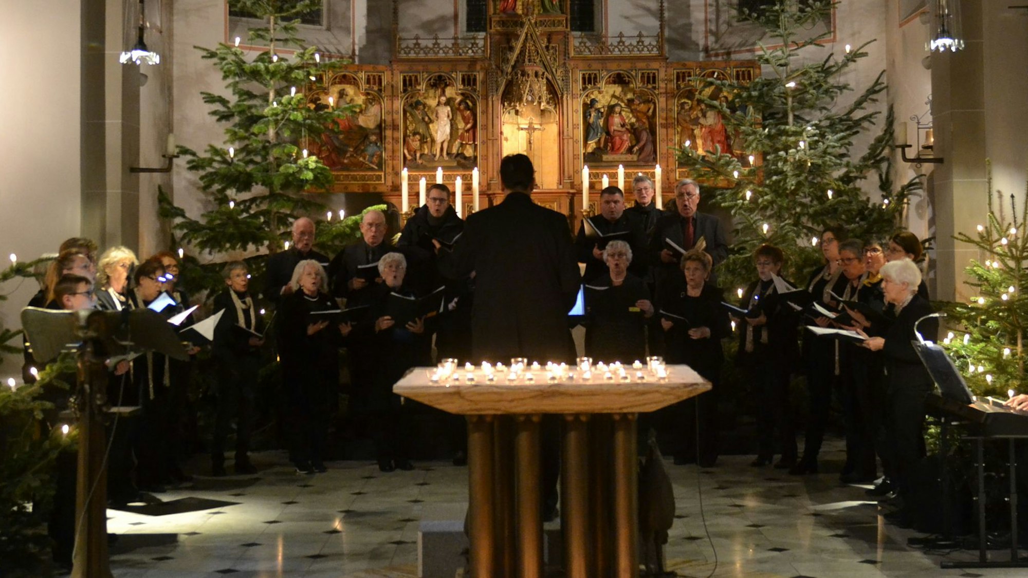 Das Bild zeigt die Chorgemeinschaft während des Konzerts vor dem Altar.
