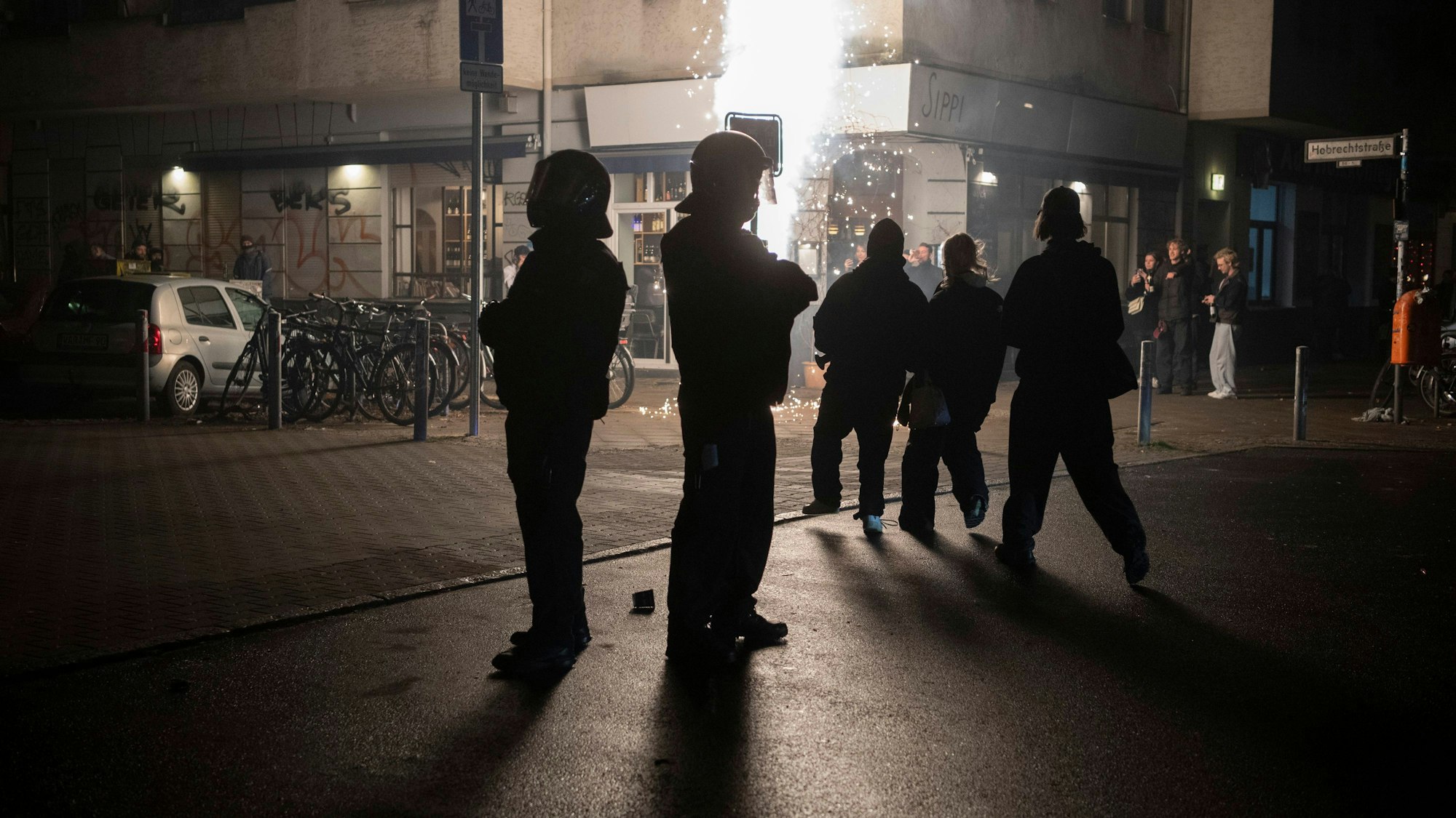 Berlin: Einsatzkräfte der Polizei stehen an Silvester unweit vom Kottbuser Damm.