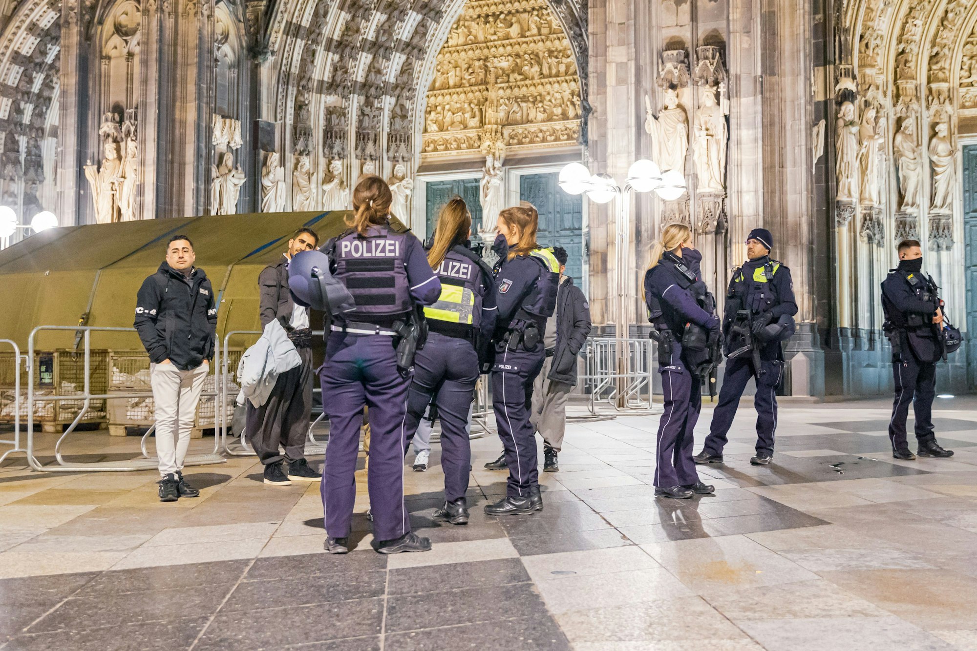 Polizisten vor dem Dom