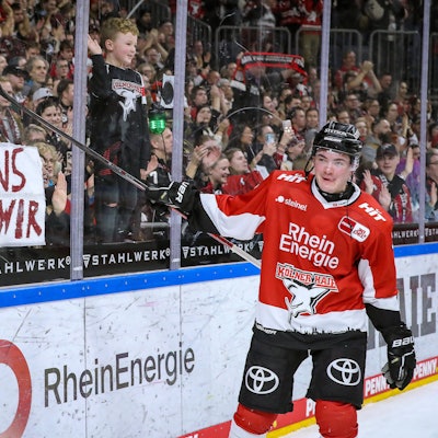 Abschlussjubel bei den Kölner Haien nach dem 3:1 Sieg gegen Düsseldorf. Justin Schütz Kölner Haie bedankt sich bei den Fans.