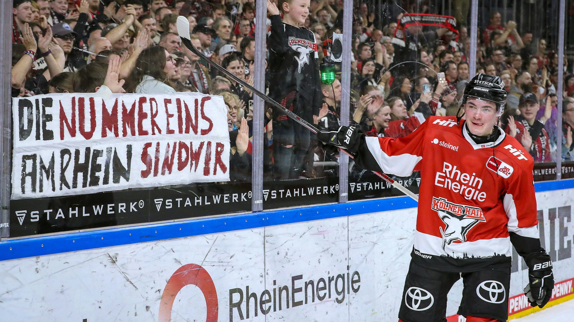 Abschlussjubel bei den Kölner Haien nach dem 3:1 Sieg gegen Düsseldorf. Justin Schütz Kölner Haie bedankt sich bei den Fans.