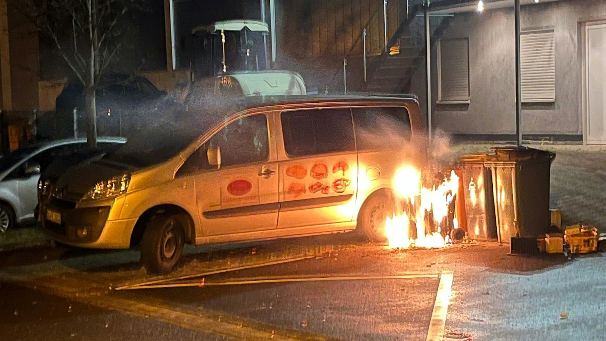 An der Conrad-Röntgen-Straße auf dem Hossenberg brannte eine Mülltonne direkt neben einem Auto.