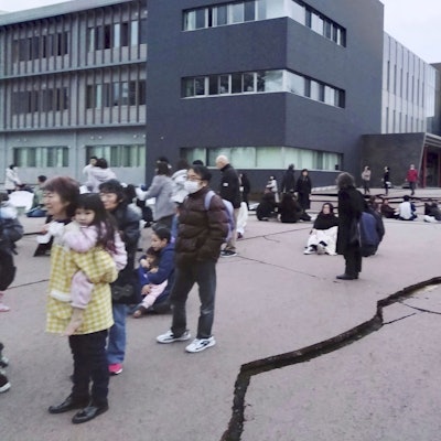 In Wajima in der Präfektur Ishikawa ziehen sich nach dem Neujahrs-Erdbeben Risse durch den Boden.