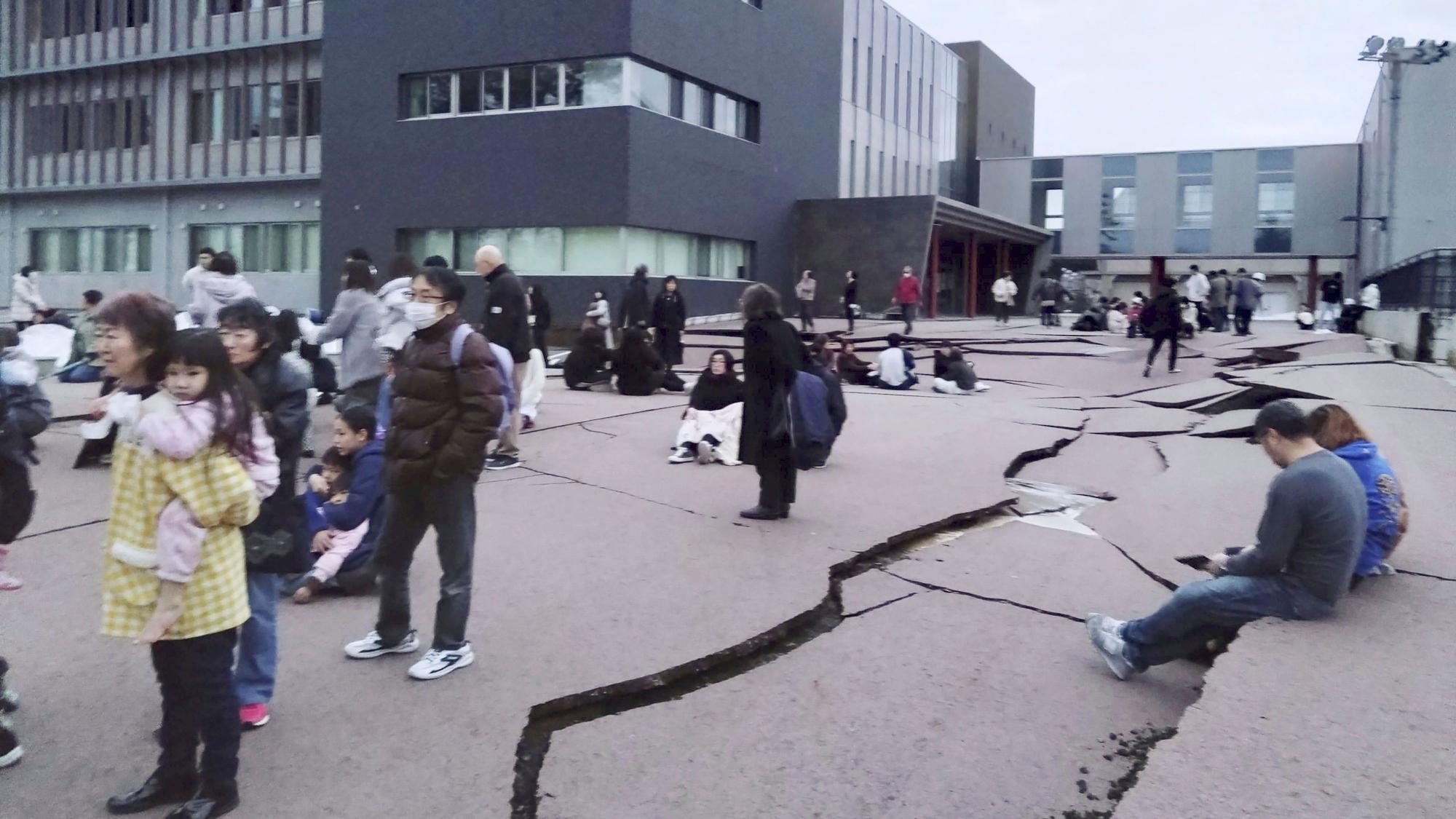 In Wajima in der Präfektur Ishikawa ziehen sich nach dem Neujahrs-Erdbeben Risse durch den Boden.