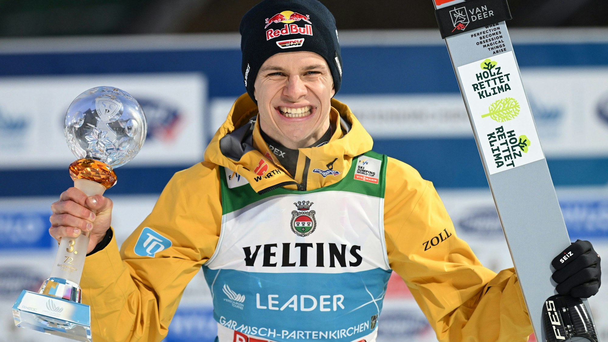 01.01.2024, Bayern, Garmisch-Partenkirchen: Ski nordisch, Skispringen, Weltcup, Vierschanzentournee, Großschanze, Herren: Andreas Wellinger (Deutschland) nach der Siegerehrung. Foto: Angelika Warmuth/dpa +++ dpa-Bildfunk +++