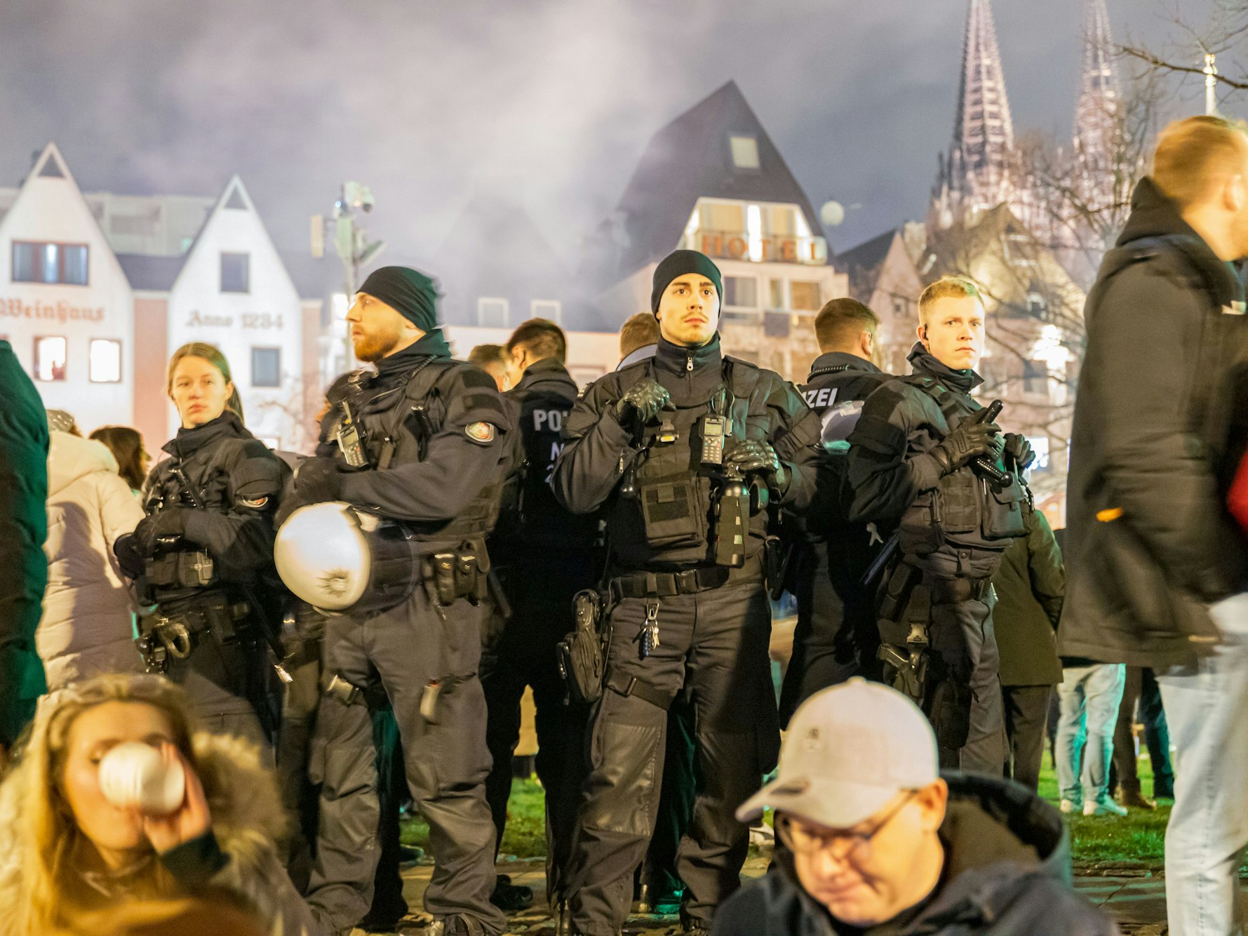 Polizisten stehen Rücken an Rücken zusammen