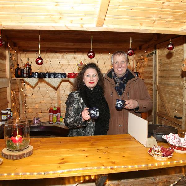 Sonja und Ralf Haase, errichten in ihrem Garten ein Weihnachtsdorf