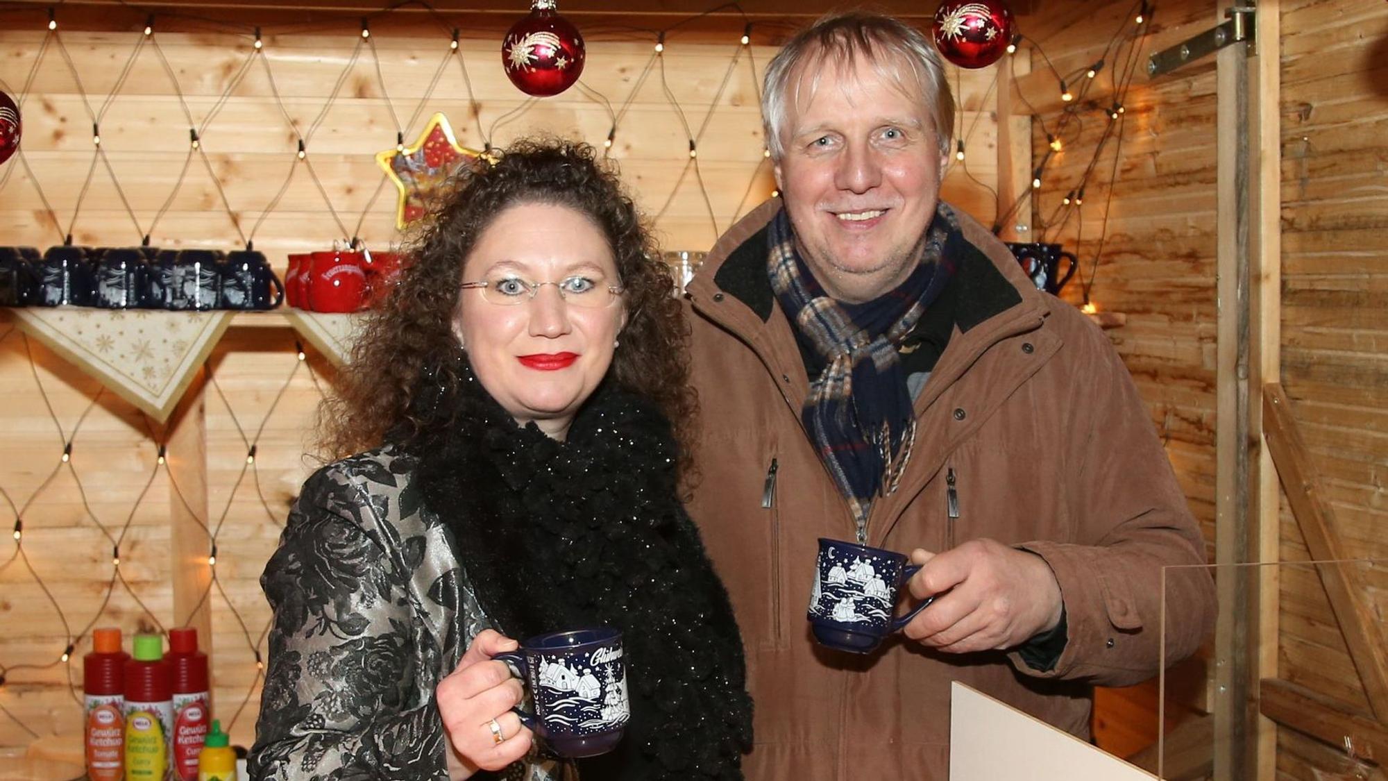 Sonja und Ralf Haase, errichten in ihrem Garten ein Weihnachtsdorf