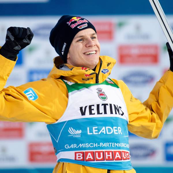 Andreas Wellinger freut sich über seinen dritten Platz von Garmisch-Partenkirchen.