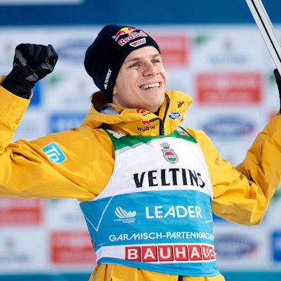 Andreas Wellinger freut sich über seinen dritten Platz von Garmisch-Partenkirchen.