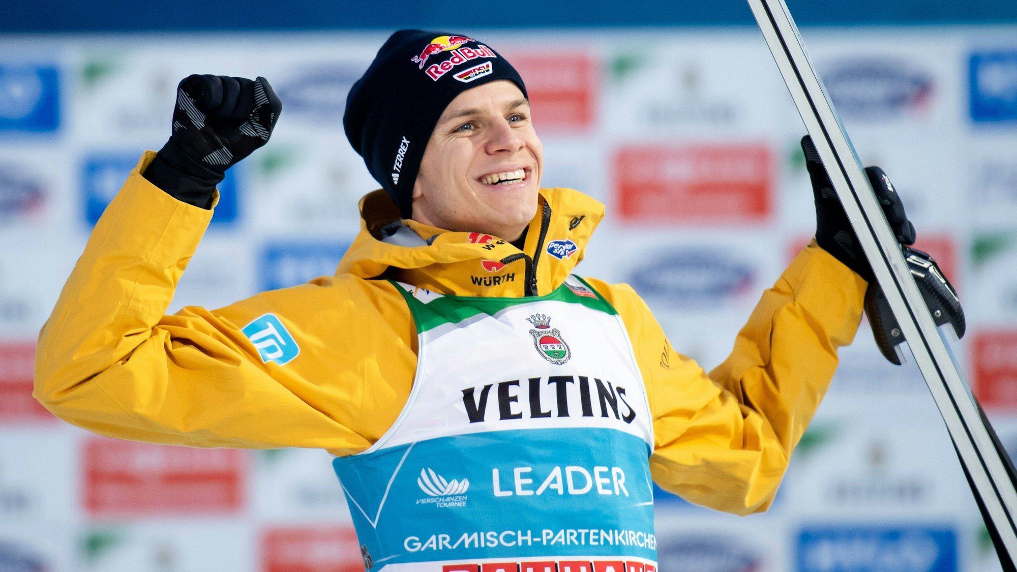 Andreas Wellinger freut sich über seinen dritten Platz von Garmisch-Partenkirchen.
