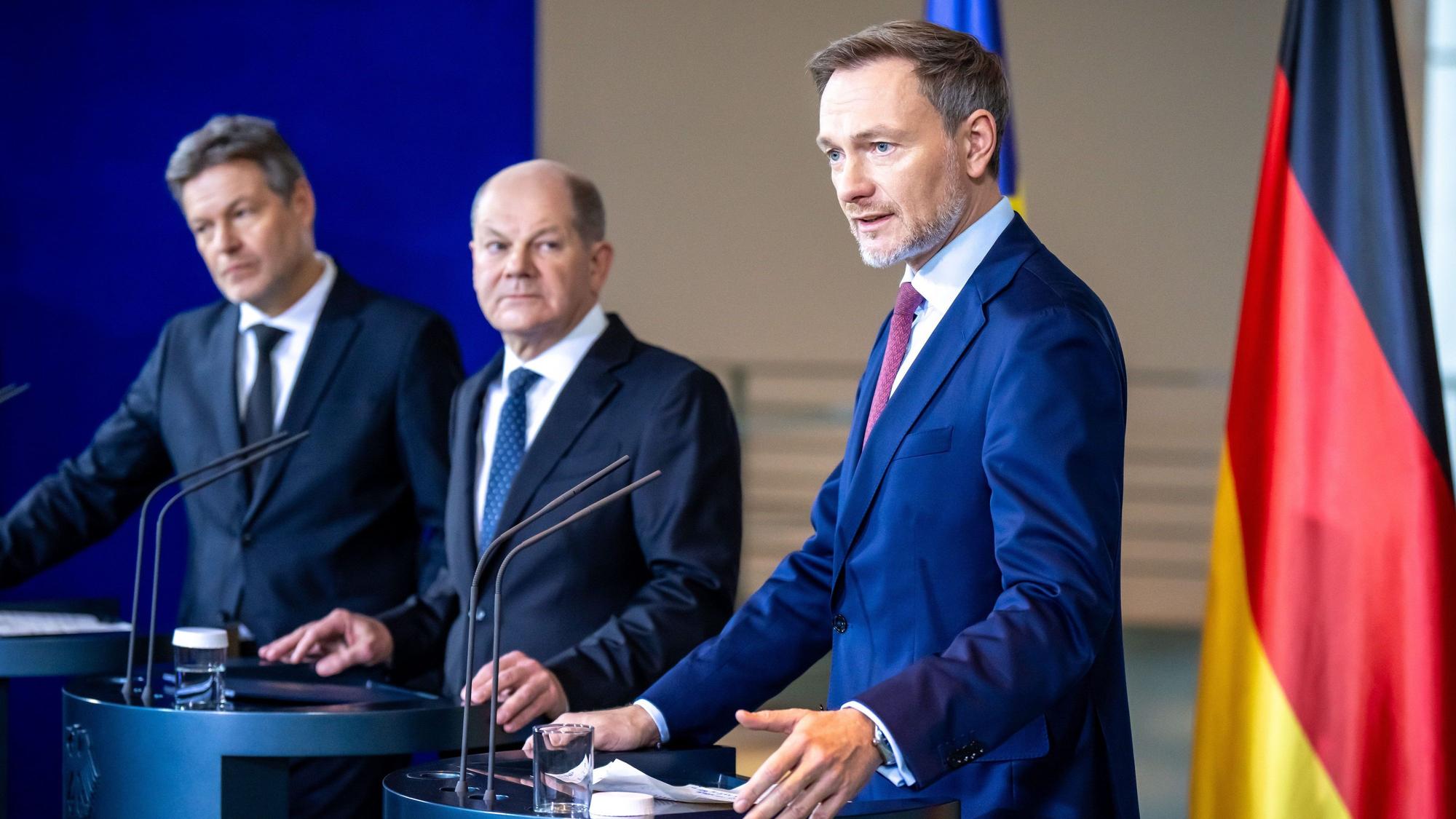 Robert Habeck (l-r, Bündnis 90/Die Grünen), Bundesminister für Wirtschaft und Klimaschutz, Bundeskanzler Olaf Scholz (SPD) und Christian Lindner (FDP), Bundesminister der Finanzen, geben ein Pressestatement zur Einigung für den Bundeshaushalt 2024 im Bundeskanzleramt