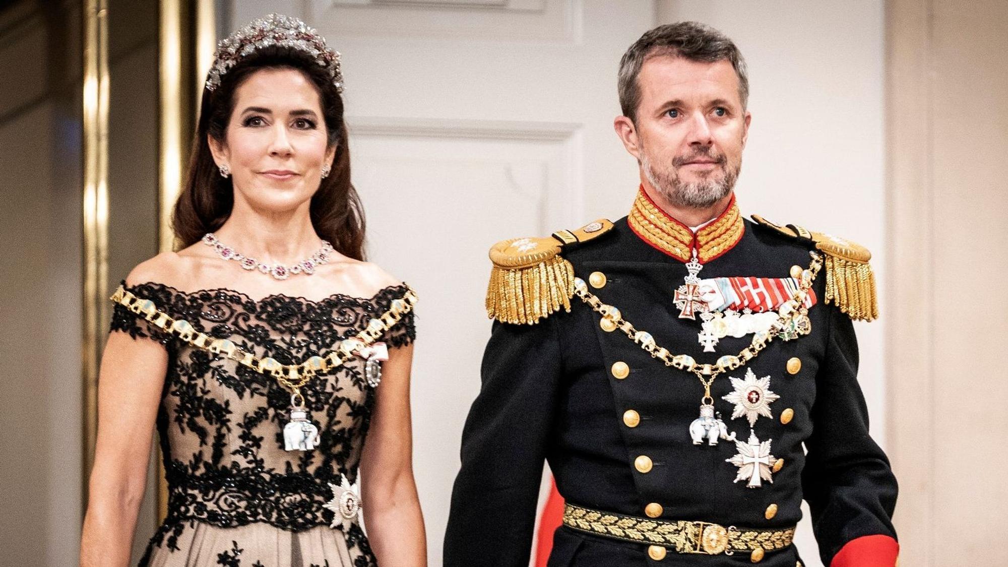 Der dänische König Frederik X. (56, r), neben ihm Königin Mary, will künftig keine Unternehmen mehr als Hoflieferanten auszeichnen.