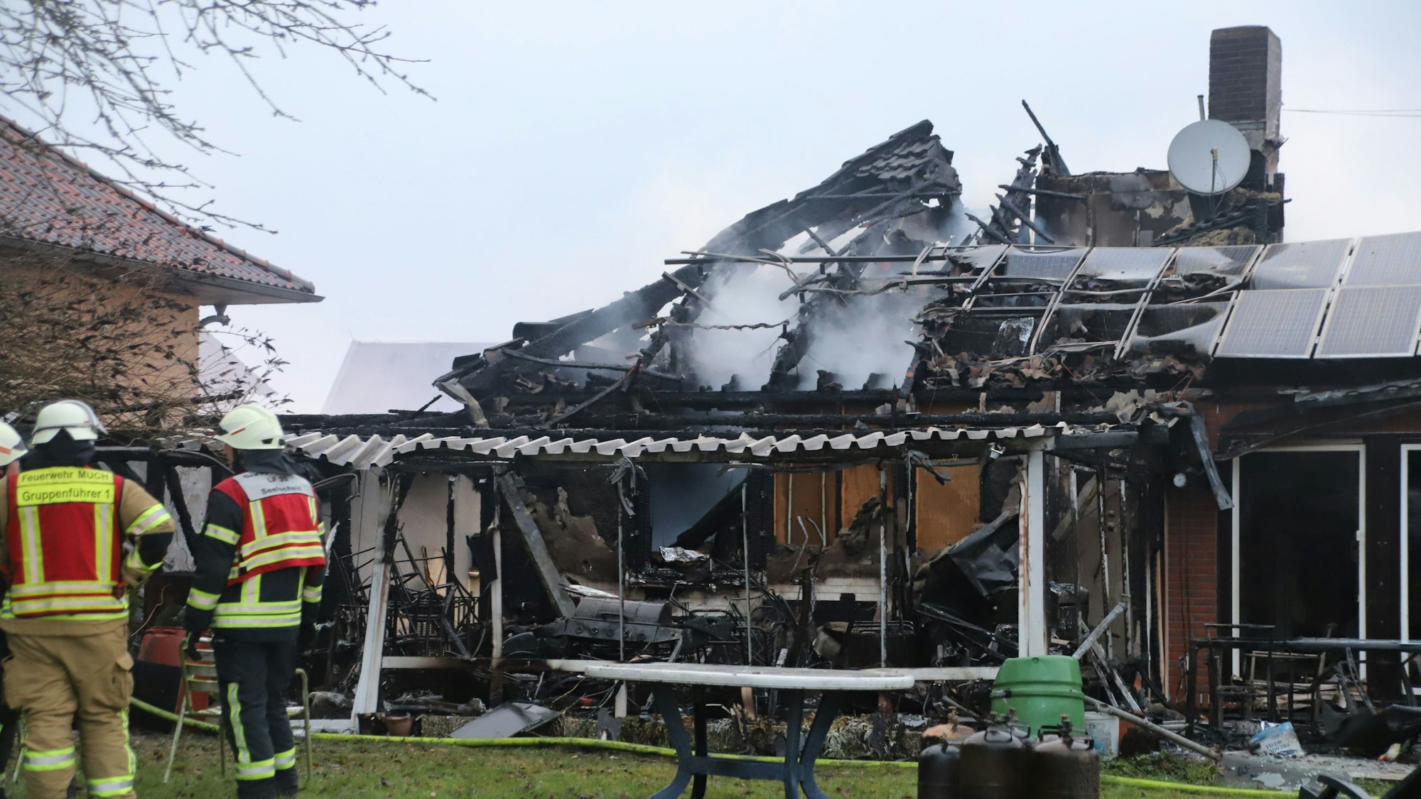 Ein ausgebranntes Haus.