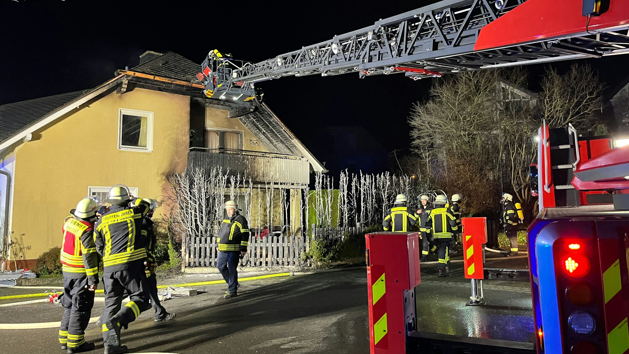 An der Willi-Lindlar-Straße in der Warth brannte zunächst eine Hecke, anschließend der Balkon, dann das Dach eines Hauses.