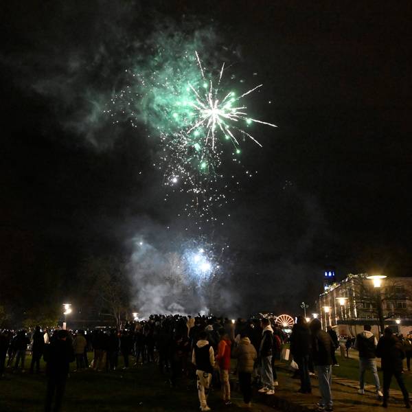 Köln: Menschen zünden in der Altstadt Feuerwerkskörper, um das neue Jahr 2024 willkommen zu heißen. Laut Polizei war es eine eher ruhige Silvesternacht.