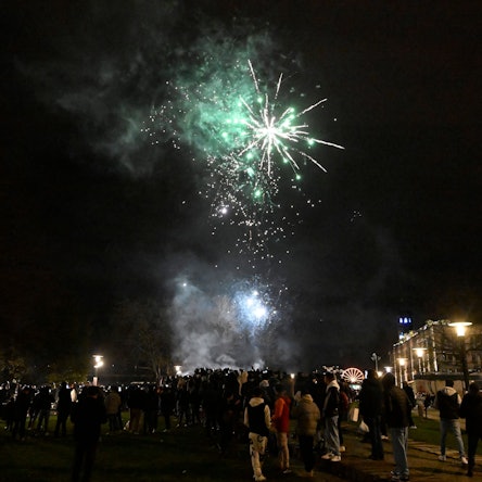 Köln: Menschen zünden in der Altstadt Feuerwerkskörper, um das neue Jahr 2024 willkommen zu heißen. Laut Polizei war es eine eher ruhige Silvesternacht.