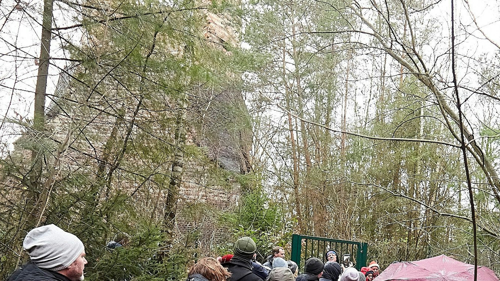 Am Fundament des Langen Emil machten die Teilnehmer der Führungen Station