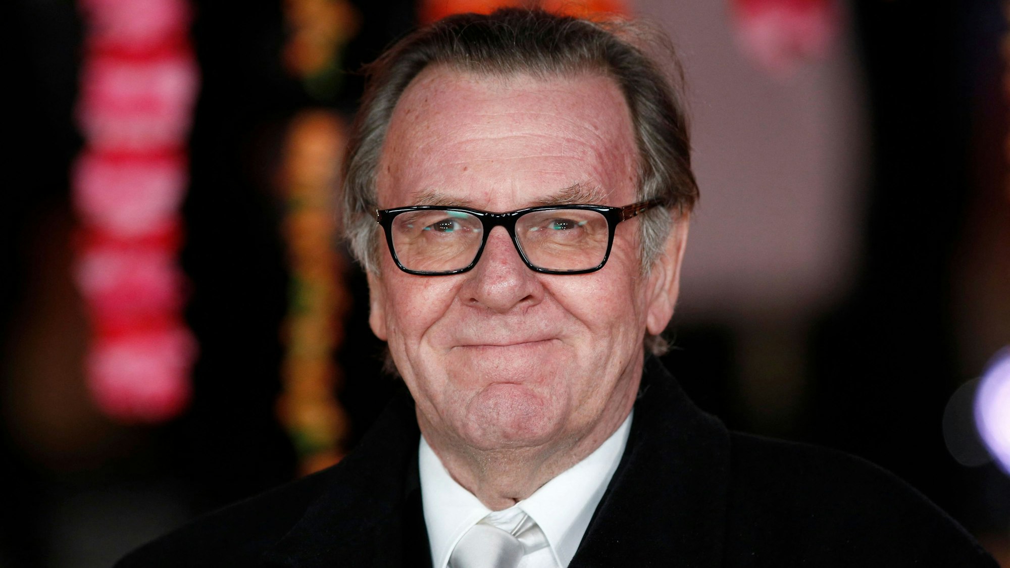Tom Wilkinson schaut in die Kamera.