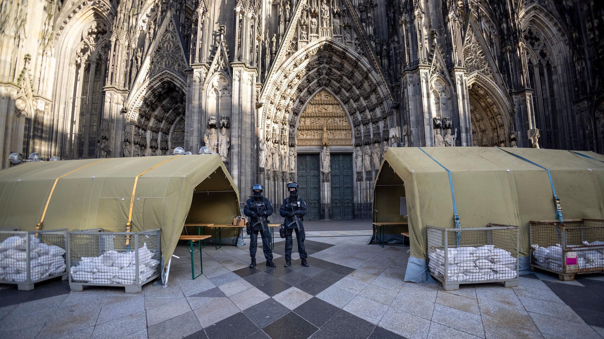 dpatopbilder - 31.12.2023, Nordrhein-Westfalen, Köln: Vor dem Pontifikalamt im Kölner Dom zum Jahresabschluss mit Kardinal Woelki wird das Domumfeld von Einsatzkräften der Polizei mit Maschinenpistolen stark bewacht. Foto: Thomas Banneyer/dpa +++ dpa-Bildfunk +++