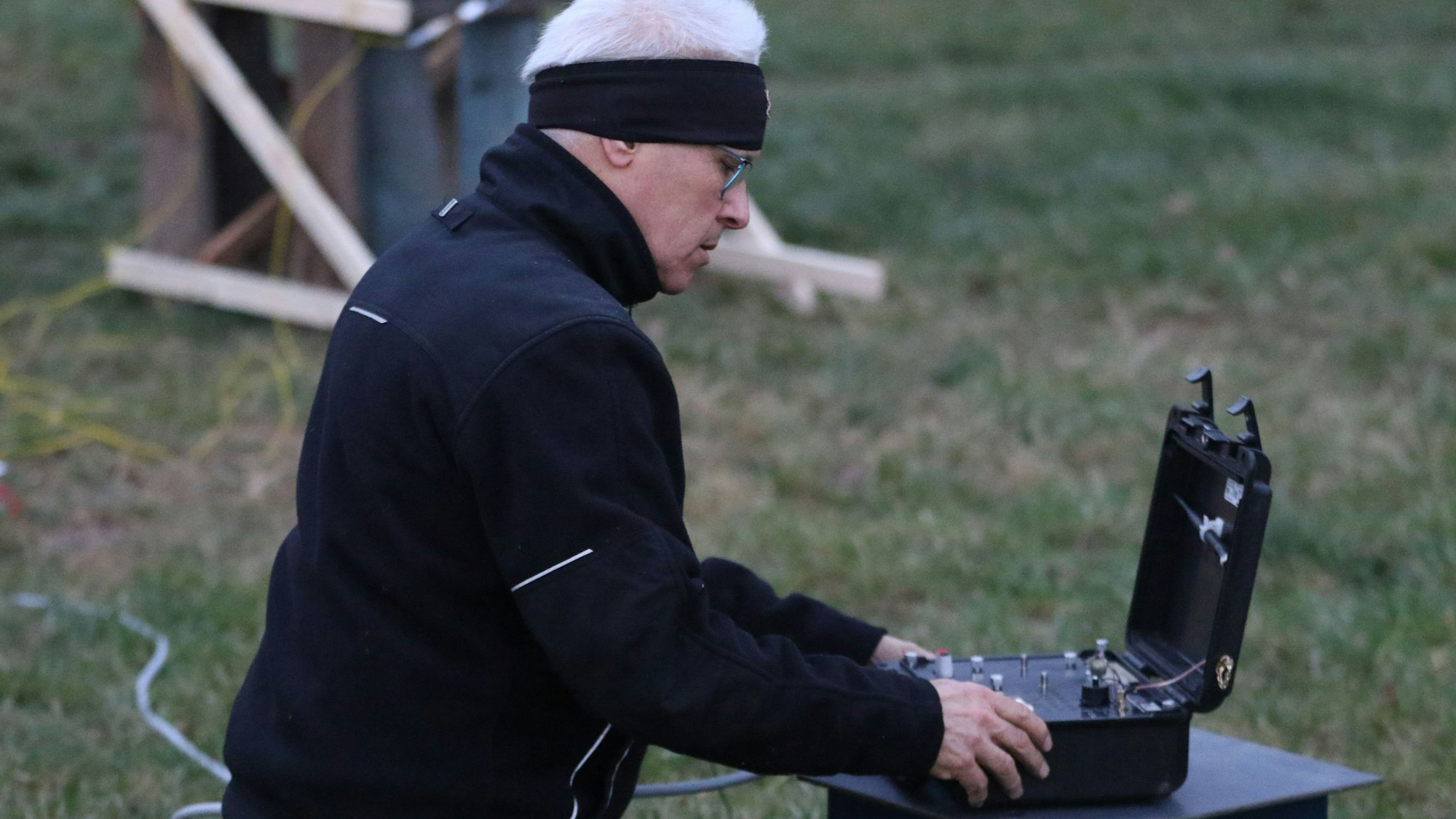 Pyrotechniker Kai Gies aus Schweinheim bereitet das Silvesterfeuerwerk vor.