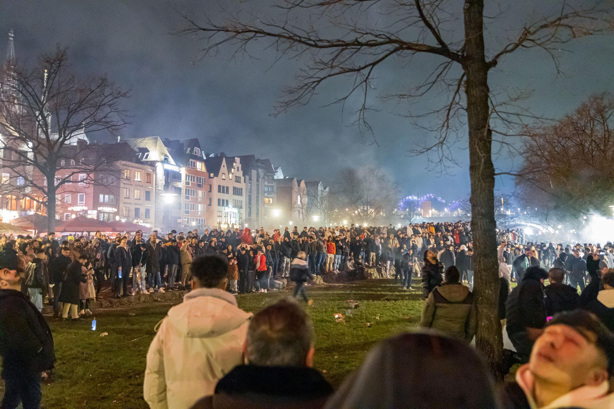 Menschenmengen zur Silvesternacht 2023/2024 in Köln.