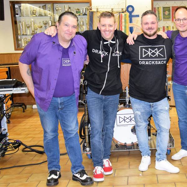 Newcomer sind sie nicht mehr, aber sie klettern die Erfolgsleiter stetig nach oben und präsentieren in Kürze ihr erstes Album „Danz Debut“ - die Dräcksäck. Jetzt haben die Musiker, die vor einem Schlagzeug stehen, ihr erstes Album eingespielt.