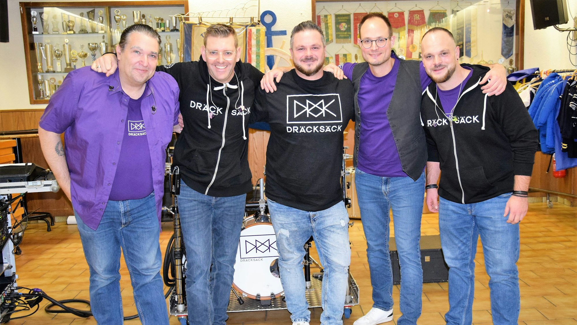 Newcomer sind sie nicht mehr, aber sie klettern die Erfolgsleiter stetig nach oben und präsentieren in Kürze ihr erstes Album „Danz Debut“ - die Dräcksäck. Jetzt haben die Musiker, die vor einem Schlagzeug stehen,  ihr erstes Album eingespielt.