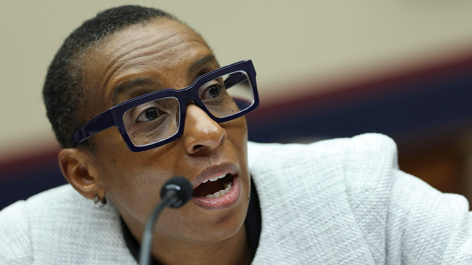 Dr. Claudine Gay, Präsidentin der Universität Harvard, spricht bei einer Anhörung in ein Mikrofon. (Archivbild)