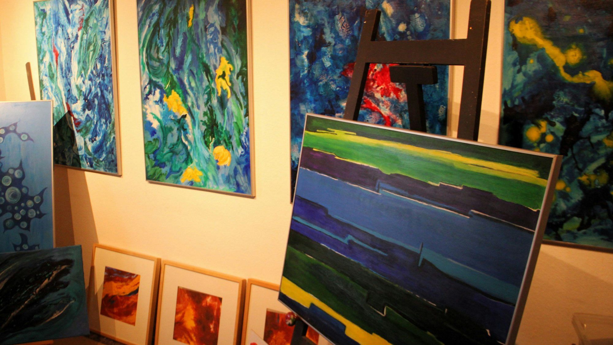 Bilder von Blumen und Landschaften sind zu sehen.