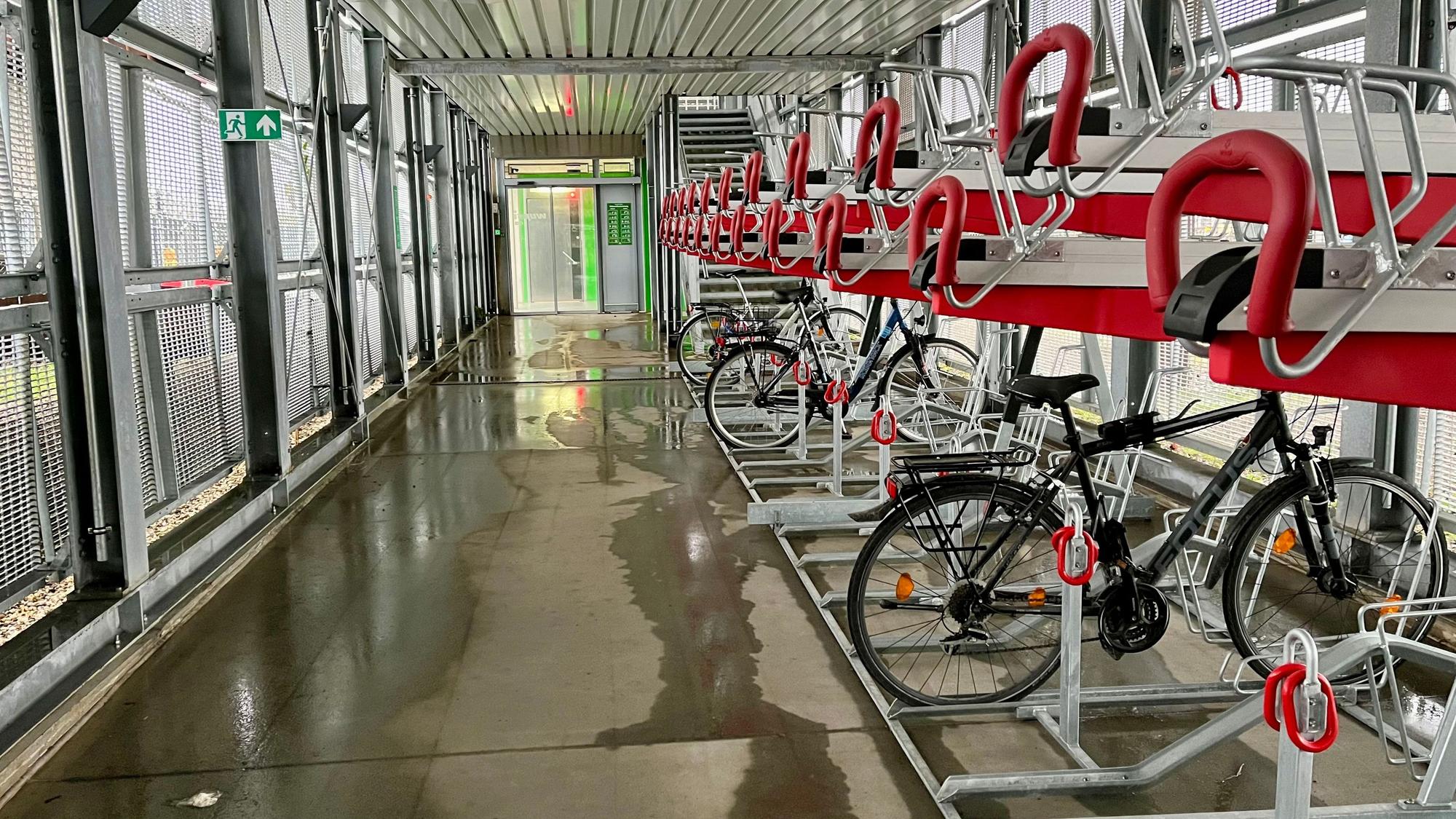 Blick auf die zumeist leeren Ständer im Opladener Fahrrad-Parkhaus