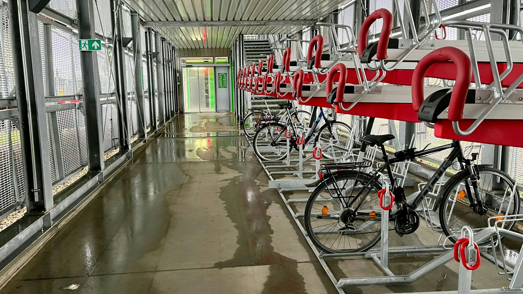 Blick auf die zumeist leeren Ständer im Opladener Fahrrad-Parkhaus
