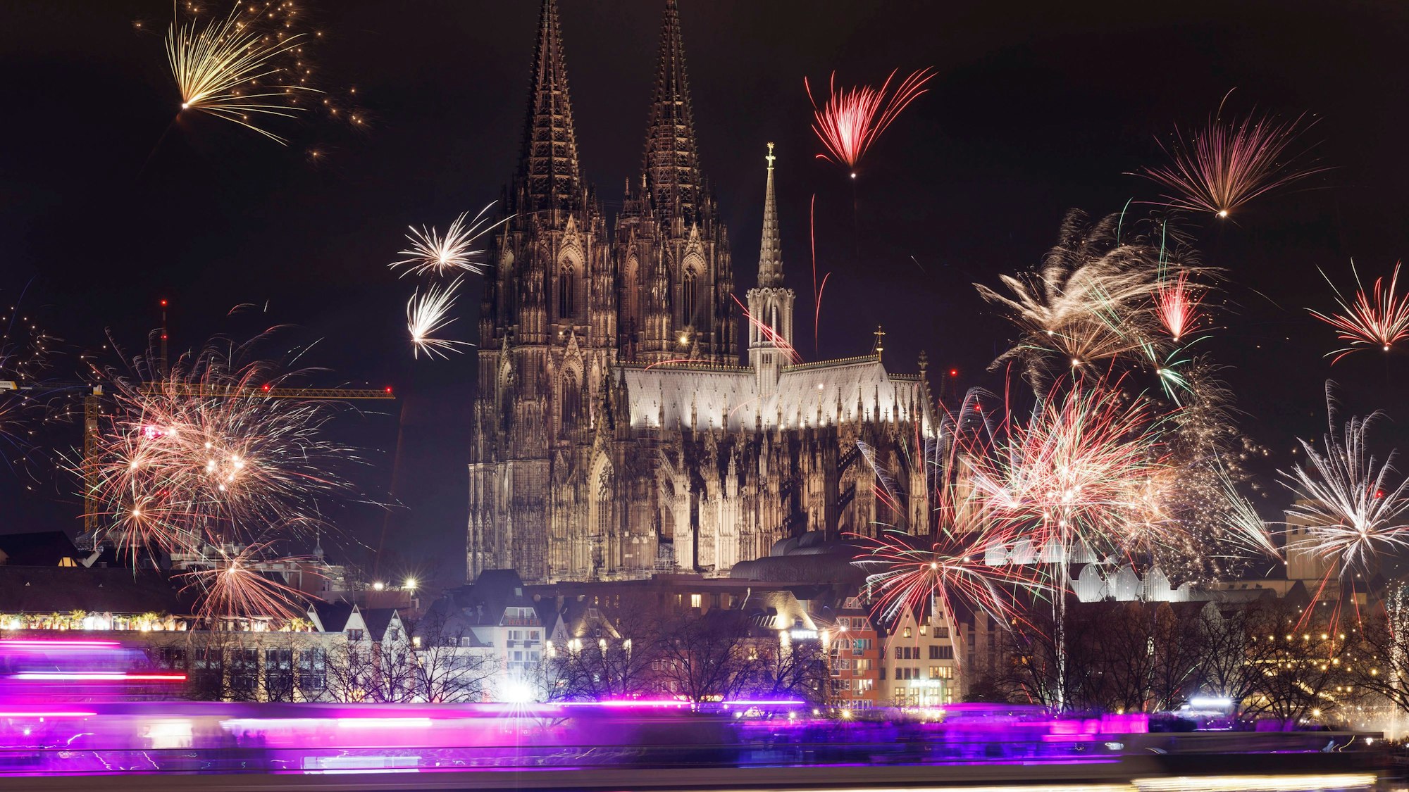 An Silvester bestand zwar rund um den Kölner Dom in der Innenstadt eine böllerfreie Zone, aber Raketen durften abgefeuert werden.