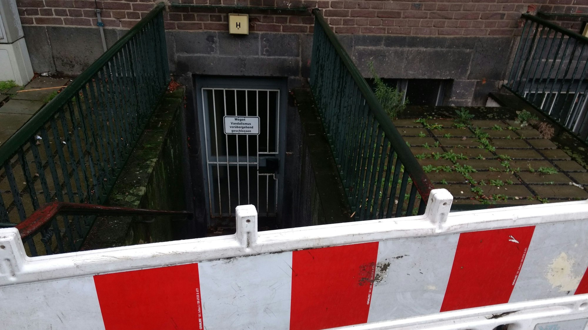 Ein Stellgitter versperrt den Zugang zu einer öffentlichen Toilette.