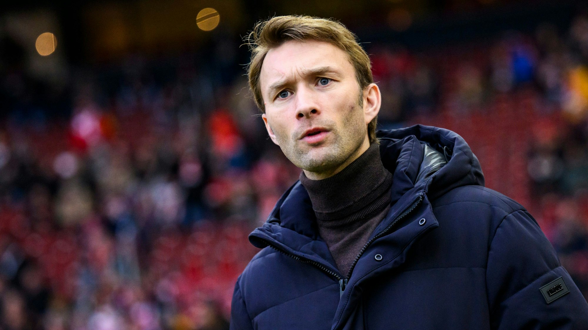 Leverkusens Geschäftsführer Sport Simon Rolfes im Stadion in Stuttgart.